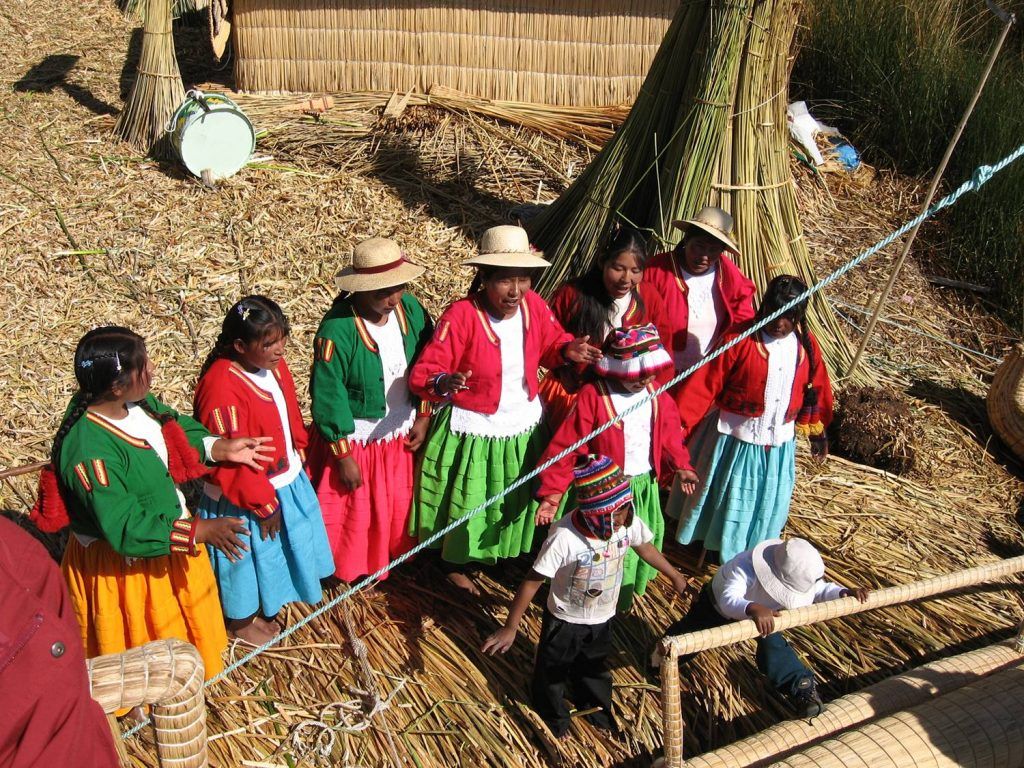 Lago_Titicaca,_Islas_de_los_Uros_-_panoramio